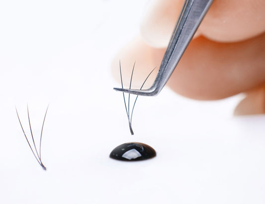 Der ultimative Guide: Den richtigen Wimpernkleber wählen – und perfekt anwenden